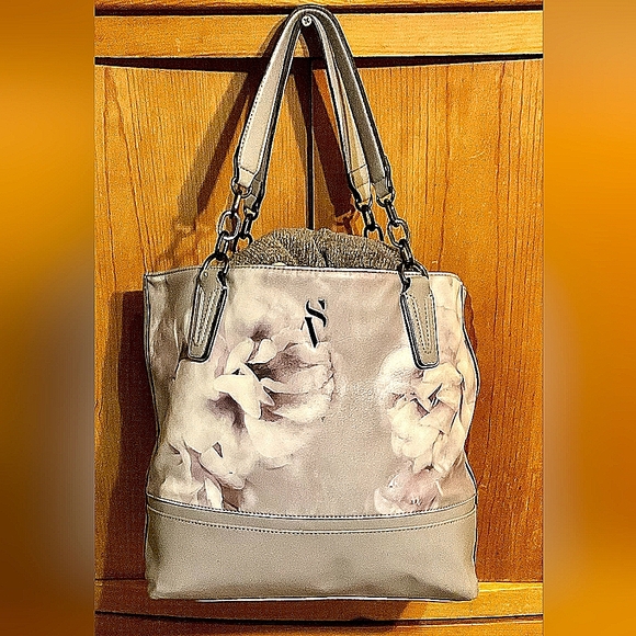 ABSOLUTELY BEAUTIFUL & CLOSE TO NEW WOMENS “VERA WANG “FLORAL  CATHERINE TOTE! - Picture 1 of 13